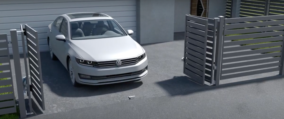 Folttore - Falttor, Auto fährt aus der Ausfahrt.