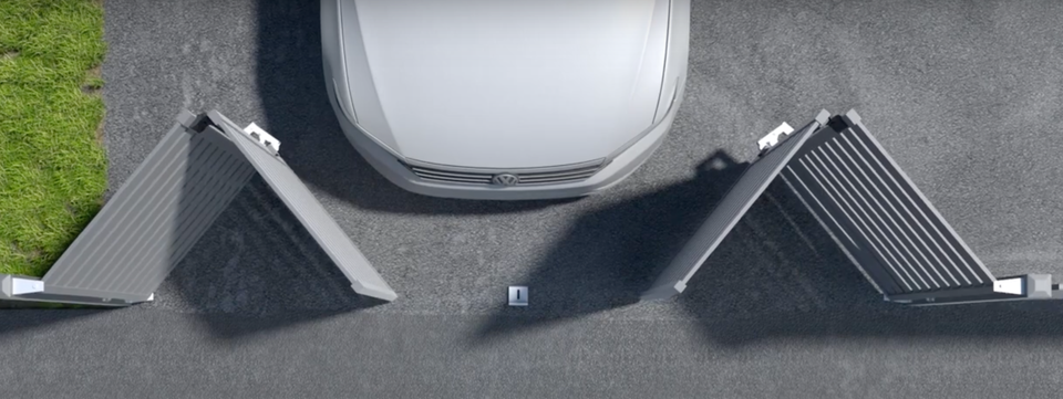 Folttore - Falttor, Ansicht von oben. Auto steht vor der Ausfahrt.